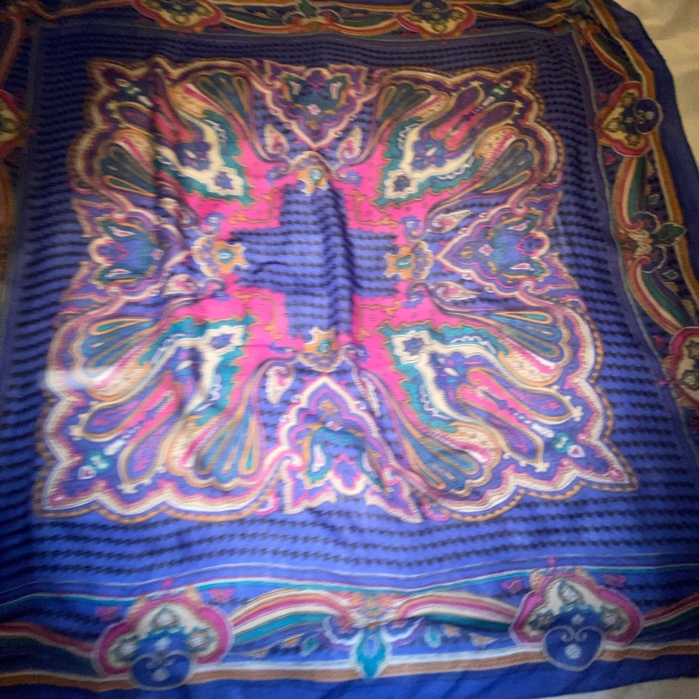 Sinclair vintage Paisley Print Scarf in Blue and Fuchsia